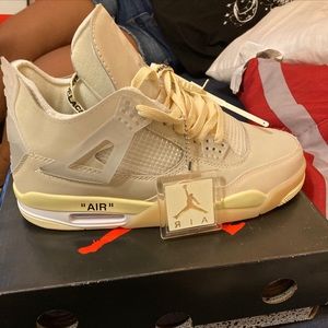 Hey hello , I am selling the off white Jordan 4’s men size 11 I accept offers .